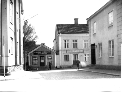 Stångågatan 1950-talet.  
Husgaveln till vänster är Rådhuset från 1824. Till höger systembolaget, på andra våningen hade dr. Anell sin läkarmottagning.
Mitt fram  Gottfrids Peterssons speceriaffär och Borgstrands cafe och bageri