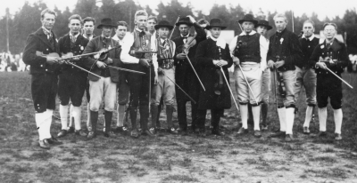 Riksstämman i Tranås 1924. Från vänster. 1,?  2,?  3, ?    4. Ivar Hultqvist Norrköping, död på 1960- talet.  5,?  6,?  7,?  8. Karl Ossovici  Vimmerby, nu Västervik.  9, ? 10,? 11. Bertil Rydberg, ordförande i Närkes spelmansförbund, död 1978.  12, ?   13 Bengt Karlsson Norrköping, ordförande i Östergötlands spelmansförbund.  14,  ?          15.  Holmqvist musiklärare, Norrköping.    