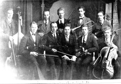 Vimmerby  Manskör orkester 
Stående från vänster:  1. Helge Nilsson skräddare, 2. Einar Pålsson guldsmed,  3.Villy Karlsson snickare, 4. Gustaf Rudell skräddare, 5. Algot Björk lärare. Sittande från vänster 1.Ture Grönkvist  frisör, 2.Theodor Tedde Gustavsson,  decopeur, 3. Agne Ängqvist folkskollärare,
 4. Valter Stockius kontorist, 5. Harry  Karlsson snickare.    