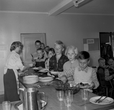Skolfest
Skolbespisning
Fotot taget omkring år 1957-58. Man åt i Herrgården, gick in från baksidan. Längst fram i kön Lennart Pettersson, nr 2 Monika Lyckman, nr 3 och 4 okända, nr 5 Tage Wacker, nr 6 Ingmar på Järpkullen. Det var Fru Fransson som drev Herrgården.

Dok.110328/KG