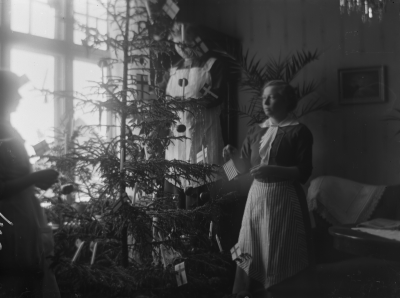 Julgransklädning
Ingrid och Ingeborg Forsell
Troligen i huset nere vid Tullen där de bodde innan de flyttade till Storgatan 5