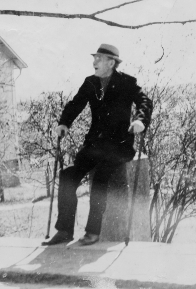 Hjalmar "grillen"  Karlsson, snickare.    