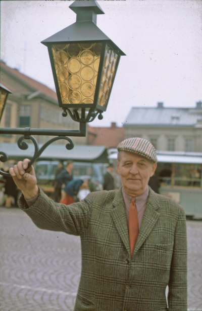 Man med utebelysning i smide
Ragnar Liljegren

090406/KG