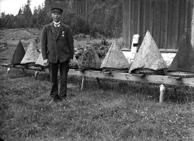 Knektstugan och knekten Alm, Fjärdingshult  Vimmerby.
Han var även skomakare.

Dok.090311/SJ