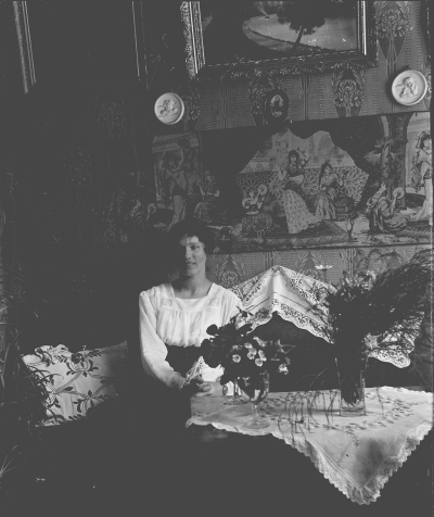 Dam under väggbonad 1910-talet.