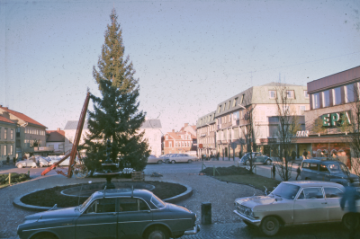 Torget uppsättning av julgran EPA 

090415/KG