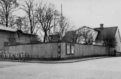 Rektorsgården, den byggdes 1826 och revs 1973. I det huset startades Stadsbiblioteket 1950. Sista rektorn som bodde där var Mauritz Malmström, flyttade sedan till Ystad. Elva rektorer har haft tjänstebostad i huset från 1826 till 1949.