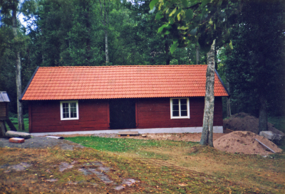 Återuppbyggnaden av smedjan pågår 
Smedjan klar utvändigt hösten 1995