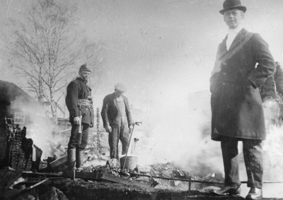 Karamellfabriken brinner.  Från vänster  1. Einar Pålsson, Guldsmed  2. ?  3. John Hammargren, Kontorist             