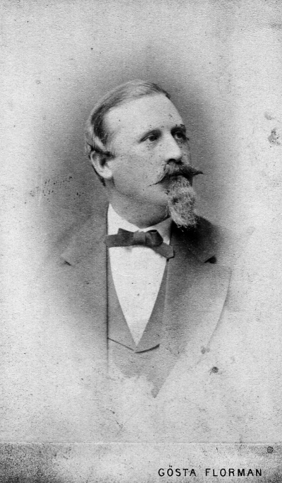 Svårläst namnteckning på baksidan