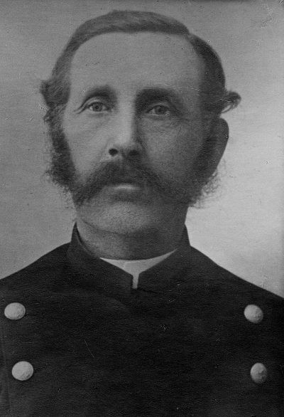 Polis Augustsson.
Om polisen i Vimmerby sjöng Gustaf Lundberg("Kacka Mulle"):
"En hjälpekarl han * även har 
och det är Caros** gamle far.
Han är så styv i nacken, allt väl.
Som Ekebäck*** i klacken,
ja, Ni förstår mej väl"

* Han= gamle polis Augustsson
** Caros: en son till Augustsson
*** Ekebäck: en grishandlare i stan med styvt ben.    Okänd