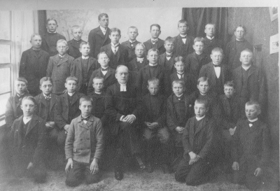 1 Nyberg August Emil Kyrkoherde f. 12 maj 1865 i Asby ( Östergötland ) död 1944 2 Larsson 3  4  5  6  7 Wilhelm Wenström V-by 8  9 Johansson Älåkra 10  11  12  13  14  15  16  17  18  19  20  21  22  23  24  25  26  27 Theodor Gustafsson 28 Nilsson 29  30  31 Bruno Svensson ( fadern skogvaktare ) 32  33 Karl Olsson   Konfirmander i Vimmerby 1909     T.E.