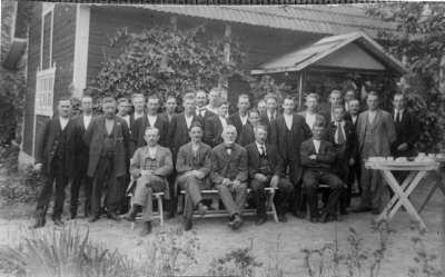 Ståhls Möbelfabrik, stående från vänster  Johan Söderberg,   Erik Svanberg,  Robert Isberg,  Ragnar Ax,  Willy Carlsson, Karl Rosell,  Hjalmar Ax,   Harry Carlsson,  Karl Andersson,  Kurt Larsson, Axel Johansson,  Axel Rundqvist, Knut Lindberg,   Valdemar Johansson,  Nils Ståhl,   Gustaf Svensson,  Sven Eriksson, Einar Johansson,  Erik Ax, ?, Karl Johansson,  Birger Evander, Teodor Gustafsson, sittande från vänster  Karl Svensson (Walla),  Badam Johansson,  Sven Erik Andersson,  Åbro,  Axel Ståhl, Fabrikör och  Gustaf Bäcklund.       