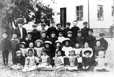 Gamla folkskolan, Översta raden från vänster,  1. Karin Karlsson - Ströberg, 2. Anni Karlsson, 3. Anna Nilsson, 4. Elvira Andersson, 5. Svea Johansson, 6. Vivian Nilsson, 7. Stina Videén, tredje raden  1. Margit Nyberg, 2. Greta Ståhl, 3. Greta Karlsson - Grönback, 4. Elvira Haldin - Nygren, 5. Tyra Rosvall - Kvist, 6. Märta Beijer, 7. Vera Holmberg - Palmér, 8. Greta Vigont - Matsson, 9. Vera Karlsson - Ringholm,  andra raden från vänster 1. Ture Grönqvist frisör, 2. Ivar Karlsson, 3. Gunnar Fransson U.S.A. 4. Erik Olsson järnvägstjänsteman, 5. Folke Beijer järnarbetare, 6. Einar Andstedt musiker, 7. Hugo Stenberg målare, 8. Karl Larsson, U.S.A. 9. Sigurd Gustavsson Storebro, 10. Erik Johansson, ( Dicksson U.S.A. )  Bakre raden 1. Ada Karlsson - Karlberg lärarinna, 2. Krister Svensson affärsbiträde, 3. Hans Gustavi, 4. Gösta Larsson, 5. John Andersson Korka, U.S.A. 6. Ernst Sjökvist, 7. Villy Karlsson snickare, 8. Ture Nilsson Höknäset.     