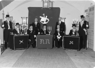 N.N. 1. Nils Leufstedt, disp. 2. Albin Carlsson, färghandl. 3. Herbert Malmfeldt, polischef 4. Fritiof Cederfeldt, bagare 5. Nils Ståhl, fabrikör 6. Helge Ericson, lantbrukare. 7. Henrik Svensson, Fågelhem, lantbrukare. 8. Helmer Borsiö, trävaruhandl. 9. Werner Sandström, köpman.    