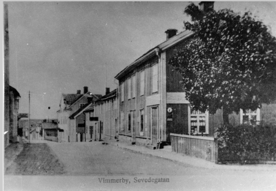 1) P.J. Anderssons hus fr.v. Sevedegatan 21, 2 Betty Pettersson Sevedegatan 23 (Gröna Nåden) krog, 3 Rossvall Fanjunkaren ( Lovas krog, Lovisa Andersson) dotter Signe Bimér, 4 Rådman Axel Almér, 5 J.A. Pettersson (Oskarshamn) Paradiset, 6 Reinhold Berggren Speceriaffär 33. T.E