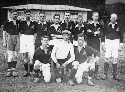 Stående från vänster  1.  John Vogel, Urmakare  2. Kurt Hermansson, Vaktmästare  3. Karl Stockius, Typograf  Västervik  4. Olof Flender, Taxiförare  5. Erik Hermansson  6. Birger Karlsson ( Belle [---] )  7. Hammargren  8. Gunnar Persson, Chaufför  9. Thor Karlsson  10. Sven Ek, Karamelltillverkare  11. Sigurd Svensson, Chaufför Vimmerby ( sedan Silverdalen )   Korpfotboll Vimmerby år       