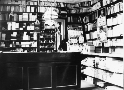 Halldéns bokhandel omkring 1910.   