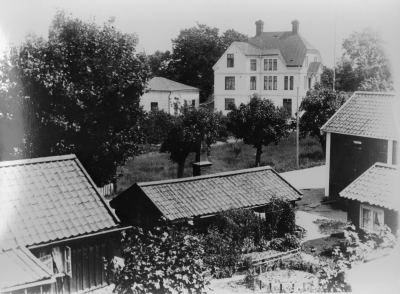 I förgrunden till vänster 1. Maffens hus, 2. Stolpes stuga, 3. Köttbesiktningsbyrån. Lilla stugan beboddes av en Fröken Lindgren. I bakgrunden Villa Solbacken. Jägmästare Tandläkare. namnen Nyman och Gullberg hör hit.