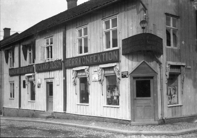 Rickard Olson Herrkonfektion
Senare Skor och läder, stadsmuseet Näktergalen


Dok.080221/RS