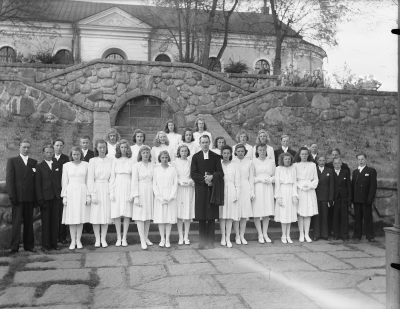 Bland konfirmanderna finns: Siri Åberg Storebro, Solvig Bottner Storebro, Karl - Erik Thörne, Linnea Andersson, Lilian Andersson Grönäng, Gunnar Johansson
Komminister Eskil Fall Trollenäs Vimmerby