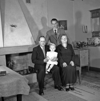Valter Berggren med familj

Dok.111026/KG
