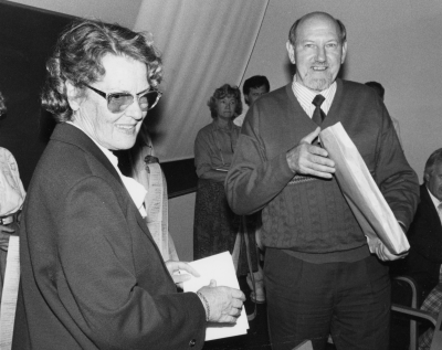 Maggi Ottander lämnar över protestlista mot rivning av Näktergalen ( Skor & Läder ), till Bengt Johansson kommunalråd.  