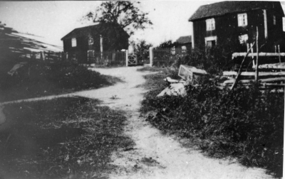 Hamra september 1944 Till höger Gustaf och Erik Pettersson till vänster Göte Karlsson      .