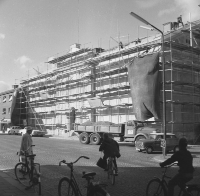 Torget
- stadshotellet bygger om -

Statshotellet renoveras 1966.   T.E.

Dok.110405/KG

