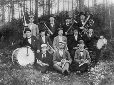 Övre raden från vänster 1. Gustav Hultin träarbetare, 2. Karl Otto Andersson skomakare, 3. Elis Ekman sjöman son till gamla Kruse, 4. Robert Otto Andersson skomakare.  Andra raden från vänster 11. David Grönbäk arbetare, 2. Artur Rudell skohandlare  Västervik, 3. Thure Hammargren urmakare, 4. Gustaf Karlberg fabrikör, 5. Axel Nerman skomakare. Främre raden från vänster.  1. Ferdinant Urström musiker, 
2. Robert Sjökvist kassör på bryggeriet, 3. Erik Flyger musiker.  