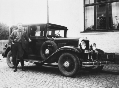 Olof Flender, Trekanten Vimmerby Taxichaufför utanför National, bilen årets Chevrolet.  