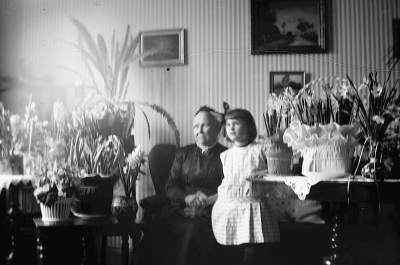 En dam som fyller år och en flicka. Beda Forsell, Storgatan 5 V-by, 75-årsdag. Elsa Blomberg år 1919.