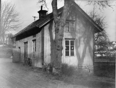 "Sadelmakare Johanssons sadelmakeri och tapetserareverkstad bakom Brandstation revs 1960-talet." Thorvald Eriksson 