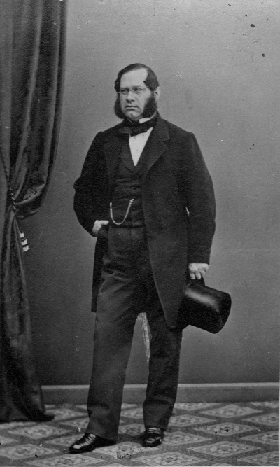 Bror  Wilhelm Hernblom f. i Stockholm 1819, kom med föräldrarna härdsh.? Per Hernblom och  Elissie Möllenhoff? från Målilla på 1830-talet och hade sitt hem i Vimmerby en tid framåt.