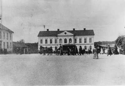 Stadshotellet före 1899.  "Magkrampen" till höger.   T.E