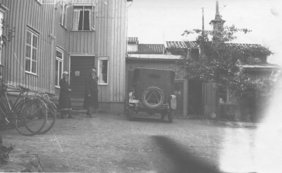 Handl. Henry Thörnqvists gård vid Sevedegatan revs när Epa-huset skulle byggas Fr.v. 1, 2 Fru Thörnqvist. T.E