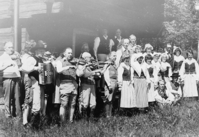 Från vänster.  1. Thorvald Eriksson Vimmerby,  2. Urban Gunnarts Lönneberga,  3. Rolf Eriksson Vimmerby, dansledare,  4. Sture Nyman Blackstad,  5. Ernst Bruce Vimmerby,  6. Roland Franzén Vimmerby,  7. Christer Henriksson Brantestad,  8. Sivert Lagerström Storebro,  9.  Ingvar Nilsson Lönneberga,  10. Sven- Olof Andersson Storebro,  11. Tycko Karlsson Södra Vi,  12. Eva Johansson Vimmerby,  13. Margit Larsson Mariannelund, 14. Ylva Karlsson Södra Vi,  15. Stina Andersson Storebro,  16. Ann-Britt Henningsson Figeholm,  17. Gun.Britt Lagerström Storebro,  18. Verita Eriksson V-by,  19. Lars Andersson Vimmerby,  20. Berit Henriksson Brantestad, 21. Gun Andersson Vimmerby,  22. Bo Thorsell Lillerum, Tuna,  23. Per Allan Karlsson Södra Vi.                                