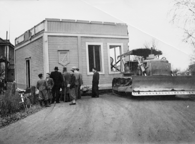 Vaktmästarbostaden vid sjukstugan flyttas, för att omändras till Folkets Hus.    
