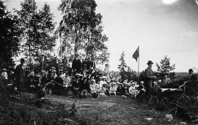 Majbrasa i Frödinge. 
Från höger 1. August Karlsson  2. okänd , 3, Hugo Fröström, folkskollärare och i mitten småskollare Ebba Fröström.
