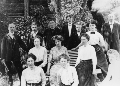 Dervingers personal 2. Verner Risborg, skräddare död.  3. Berglund död  4. Rickard Olsson, köpman död  5. Ragnar Olsson, järnvägstjänsteman död.
6. Jönsson, fröken tillskärerska  7. Nils O. Lilja, skräddarmästare död 9. Bertha Andersson Hammar ( sömmerska )  10. Hulda Sandström, sömmerska  11. Ester Stenberg död  12. Emy Malmström gift Hallberg 13. Ada Andersson ( Per Unos syster ) gift Lindström.   