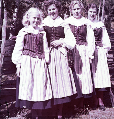 Kvinnor i folkdräkt 

090518/KG