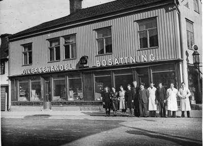 Henry Törnqvist affär vid Sevedegatan Fr.v. 1, 2, 3, 4 Britt Larsson, 5 Anders Ekberg, glasmästare, 6 Henry Törnqvist, Chef, 7 Åke Öst, 8, 9 Per Törnqvist, biträde sedan lärare, 10 Torsten Johansson (biträde) ("Klippe i sten"). T.E