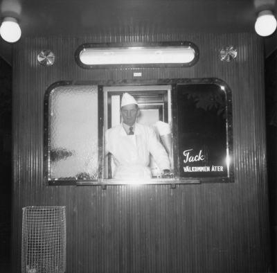 Vimmerbys första korvkiosk ( korvbar ) 
Ägaren själv i luckan
Korv-Bertil Johansson vid foten av Kampbacken, under kastanjeträdet. 

Dok.100603/KG