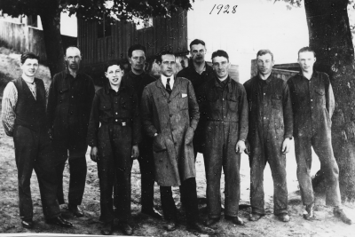 Karl Malmbergs snickerifabrik. Från  vänster  1. Axel Johansson, ( "Pitalo" ) Snickare  2. Erik Ahlstrand, Snickare  3. Tage Köhler, Snickare  4. Lars Rundqvist, Snickare  5. Karl Malmberg, Fabrikör  6. Tage Andersson - Stockerud   9. Carl Andersson, Snickare ( Dagsbo ).  Sedan Ejdern.        