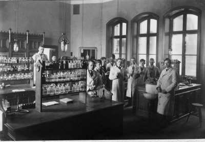 Kemikum Uppsala, Wahlberg i bildens mitt