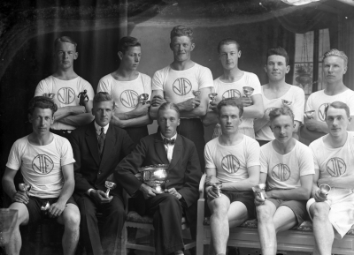 VIF
ÖR f v: 1. Thure Grönkvist 2. Arne Sköldborg 3. Einar Lindblom 4. Einar Andstedt 5. Hugo Stenberg 6. Rosenkvist ?
NR f v: 1. Helge Ringholm 2. Torsten Stenbäck 3. Karl Frisk 4. Georg Larsson ? 5. Nils Jönsson 6. Natte Magnusson

uppgiftslämnare Yngve Andersson Vimmerby 2008
registrerat 2008-10-31



