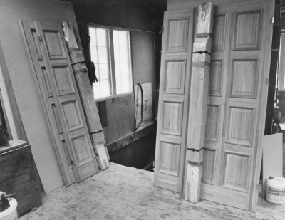 Bildtext: Klart för leverans.
Dokumentationsfotografering av tillverkningsprocessen på Snickargården.
Vårvintern 1988
Tillverkning av fransk pardörr.
Avbildade personer:
Tönnes Andersson
Bernth Ericsson
Lillan Ericsson
Alvar Andersson
Bildmaterialet användes senare till en skärmutställning om Snickargården som visades på Vimmerby Bibliotek
