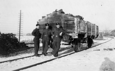 Allan Jonssons egen dokumentation: " Lastning av sliperskubb, som användes  till eldning i kaminerna i stationshuset."