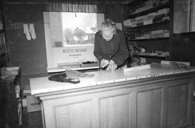 Fröken Mattis Brandt sista dagen i sin affär på Norrtullsgatan 1955. 