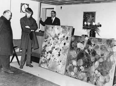 Anders Lindgrens tavlor på Stadshotellet.  Från vänster 1. Amandus Lindgren (fader till Anders Lindgren)  2. Bo Eriksson, studerande  3. Helge Gustavsson, vaktmästare på Stadshotellet.          